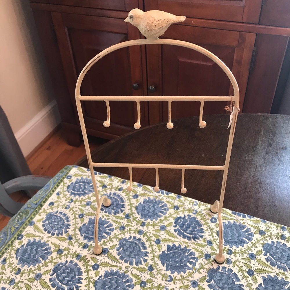 Standing jewelry hanger
